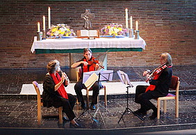3 Solistinnen spielen vor dem Altar der Markuskirche