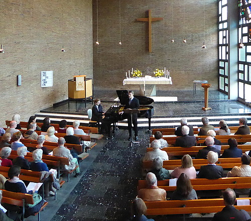 Künstler und Publikum von der Orgelempore aus 