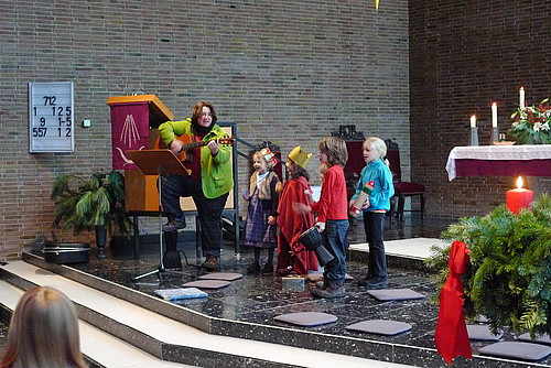 Singende Kinder im Chorraum der Markuskirche