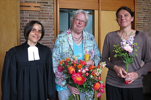 Elisabeth Tufar mit Pfarrerin Schindehütte und Elke Schmitt